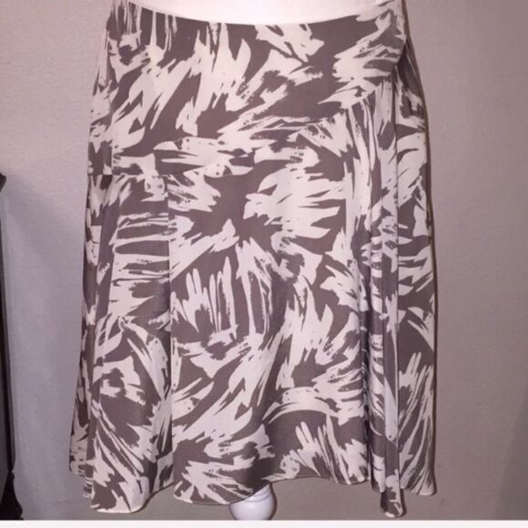 Vince Camuto Abstract Neutral Skirt Size 6 NWT - Picture 1 of 8